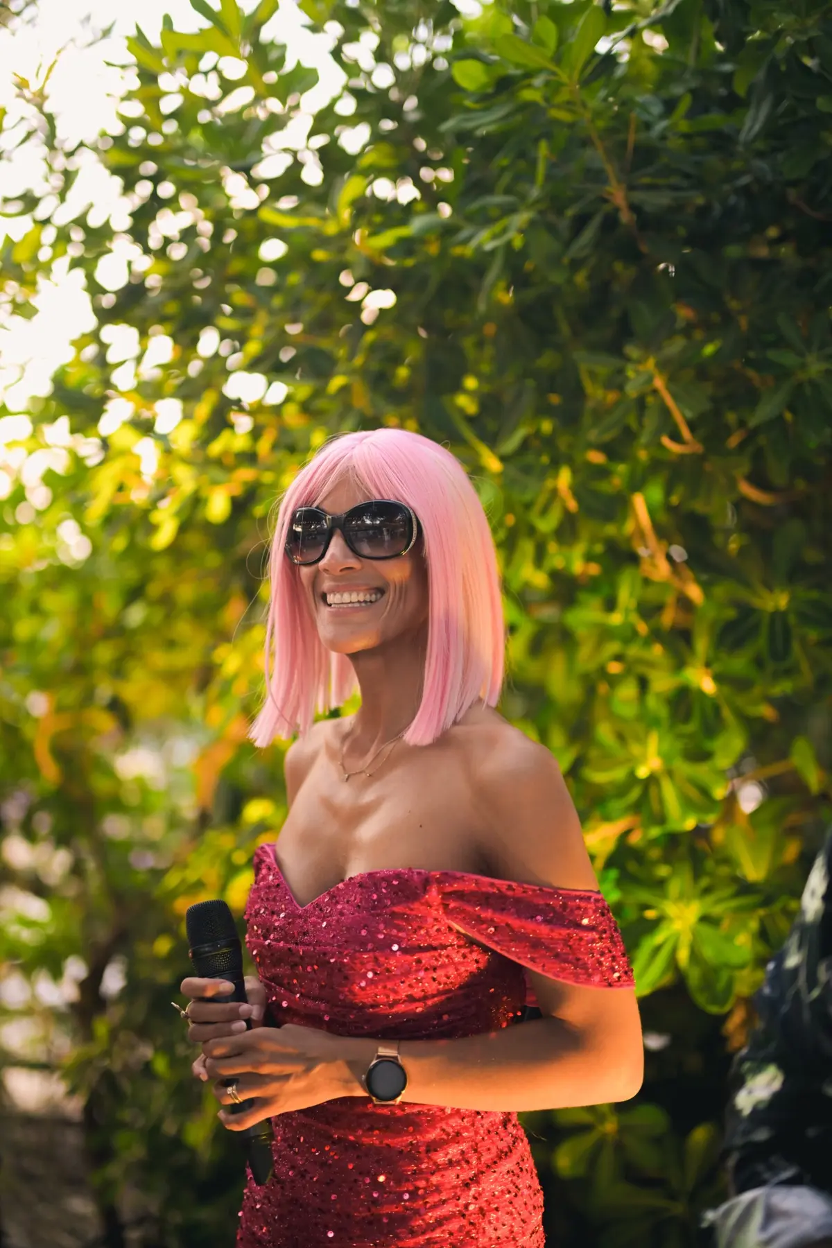 Chanteuse lors d'un apéro live sur la terrasse du Will à Ramatuelle