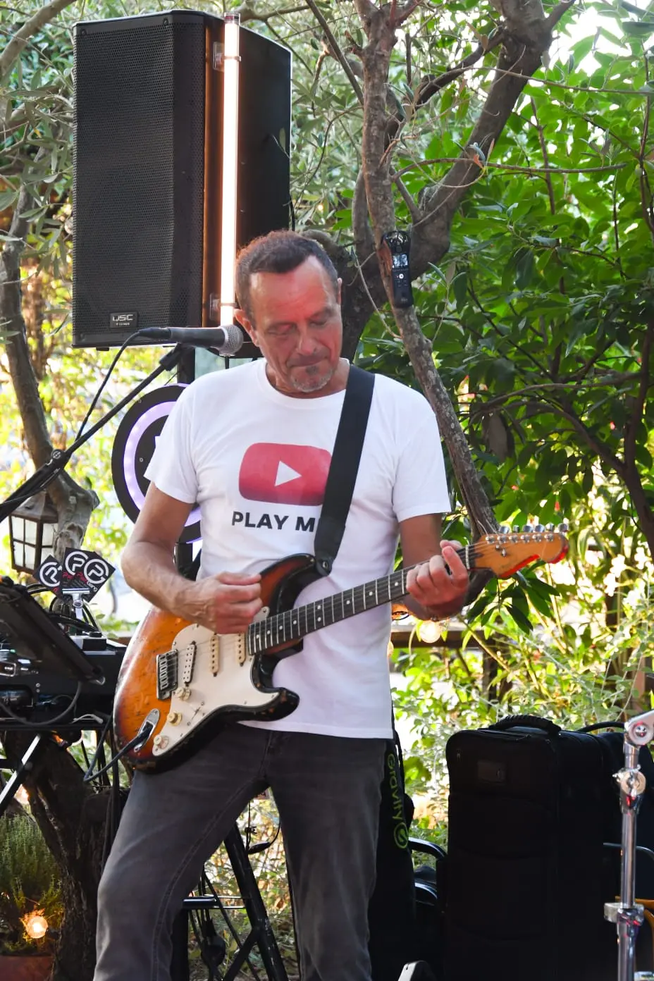 Guitariste jouant en extérieur lors d'un apéro live du Will