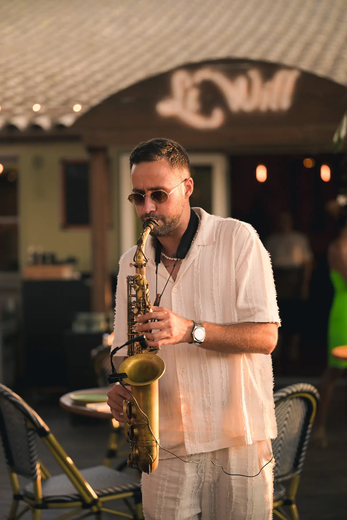 Saxophoniste sur la terrasse du Will au coucher du soleil