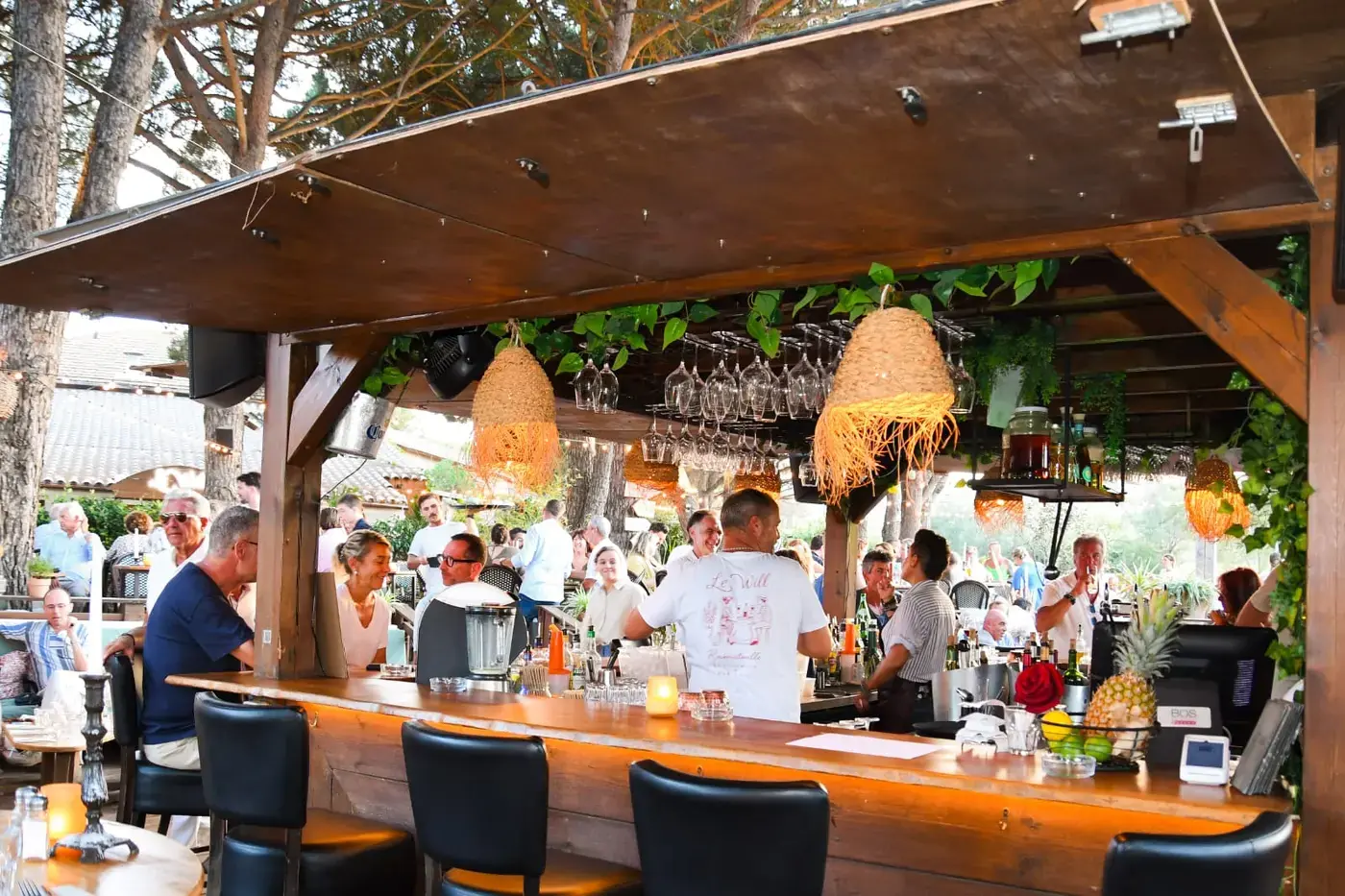 Bar extérieur du Will animé en début de soirée à Ramatuelle