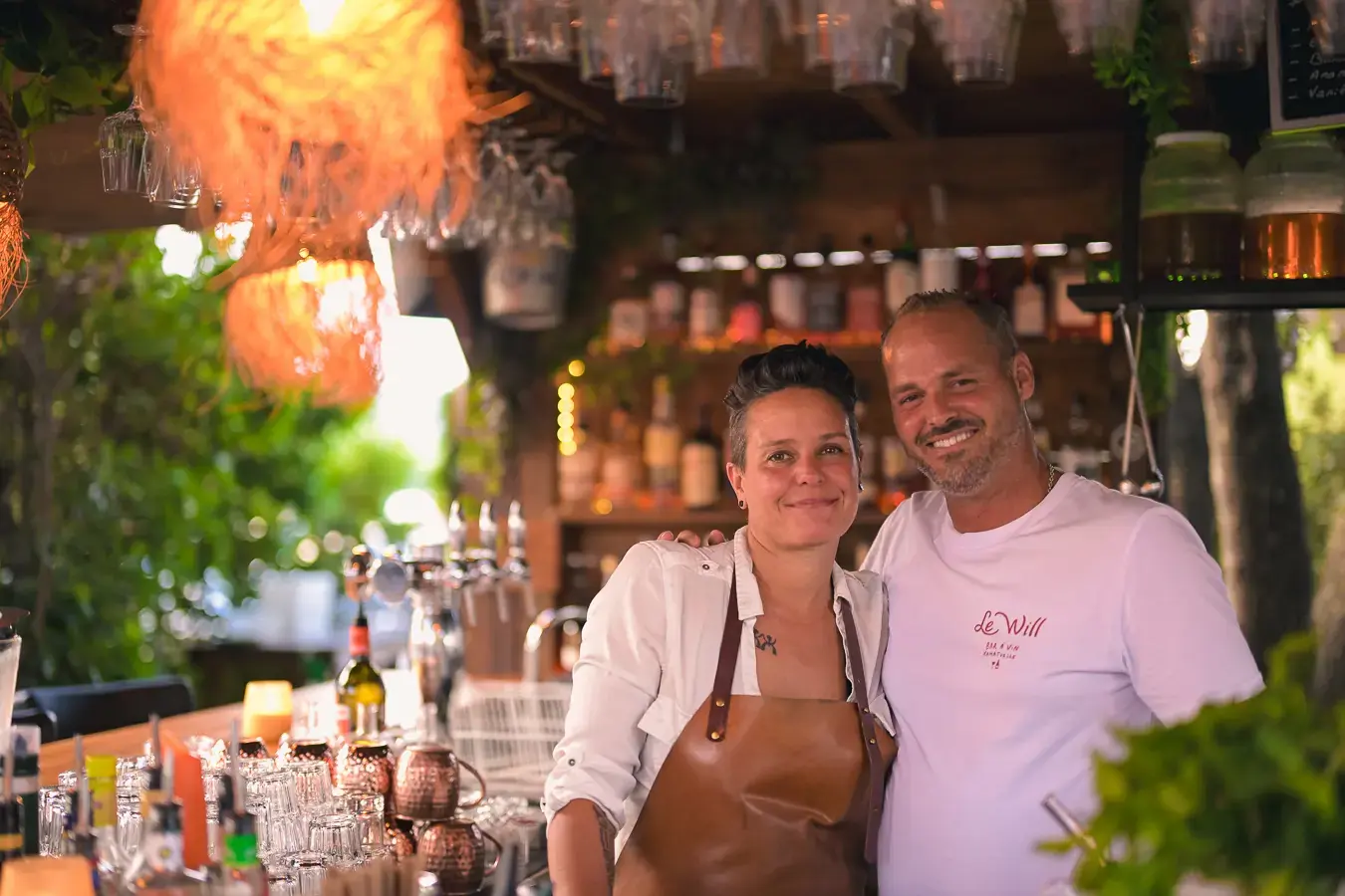 Vanessa et Romain, barmaid et barman du Will à Ramatuelle