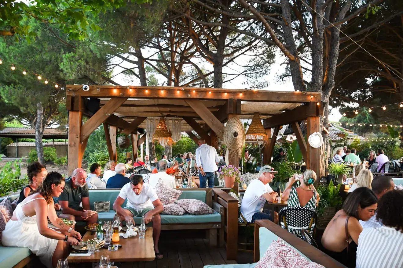 Terrasse animée du Will au coeur des pins à Ramatuelle