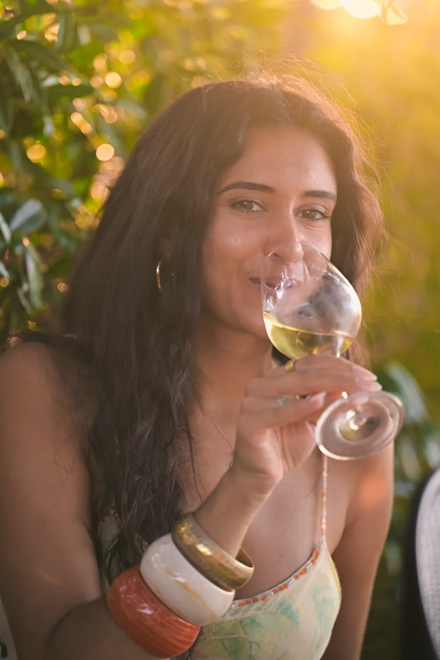 Dégustation d'un verre de vin blanc au coucher du soleil