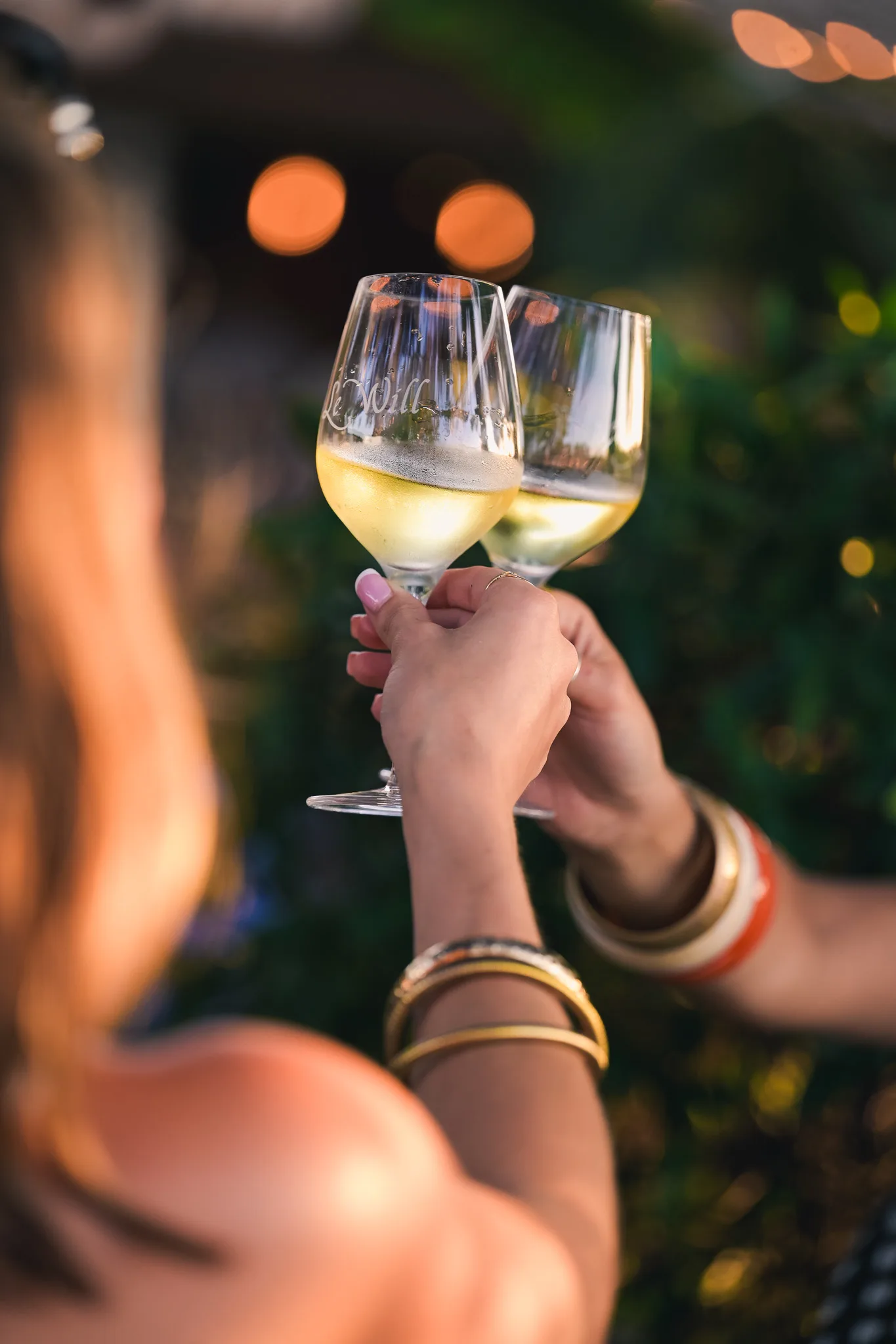 Deux verres de vin blanc partagés au Will à Ramatuelle