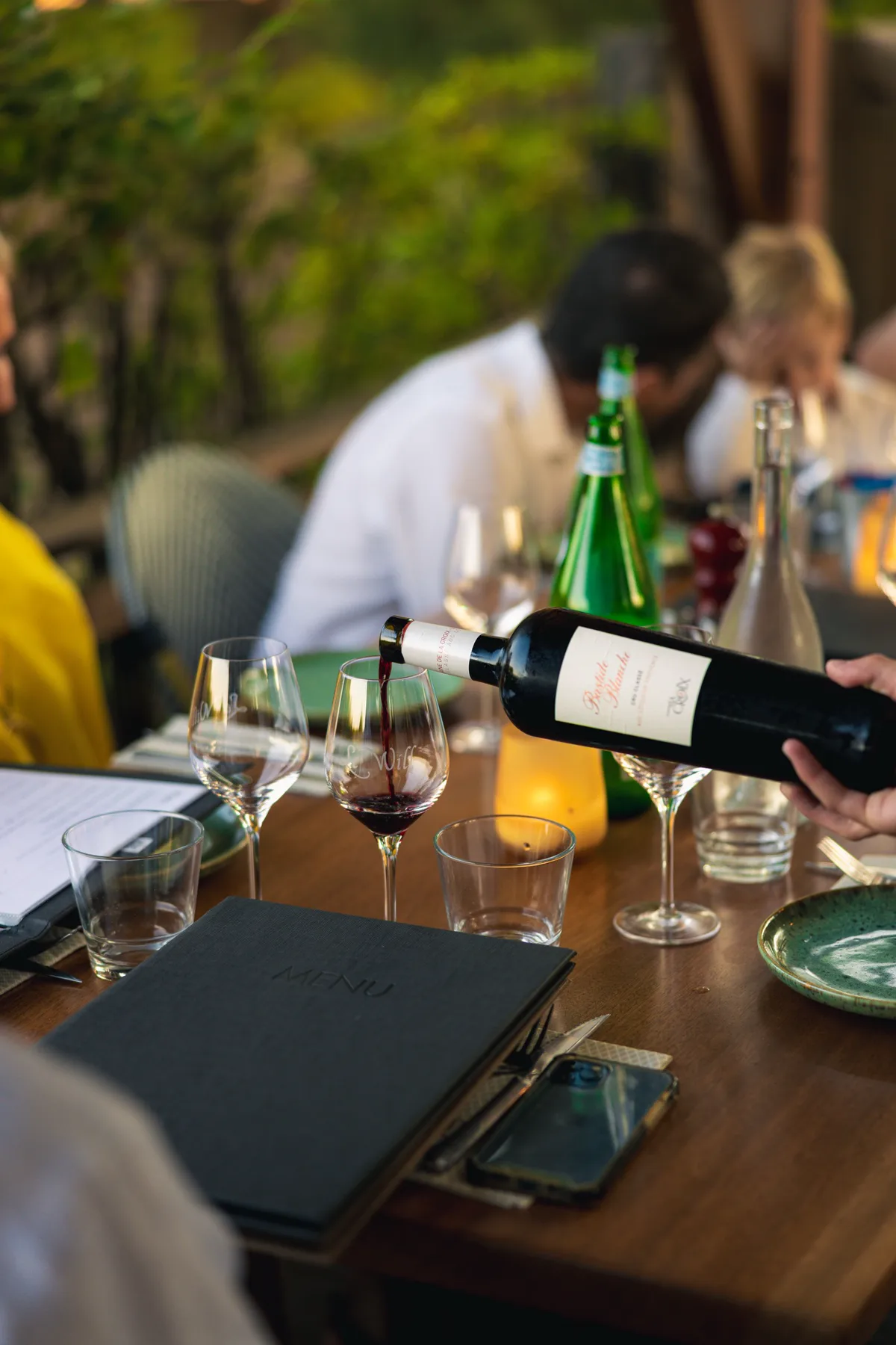 Service d'un vin rouge à table sur la terrasse du Will