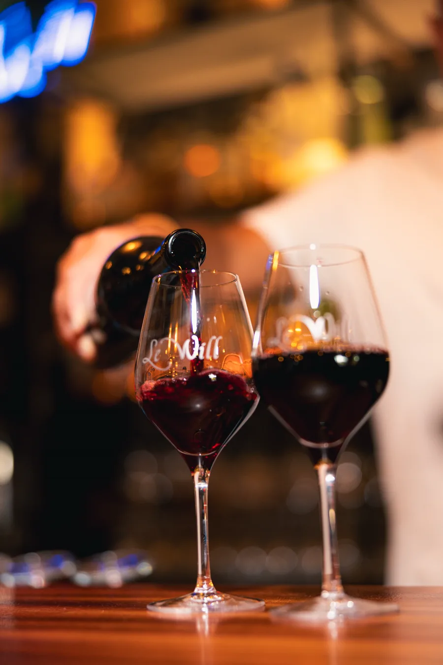 Deux verres de vin rouge servis au Will