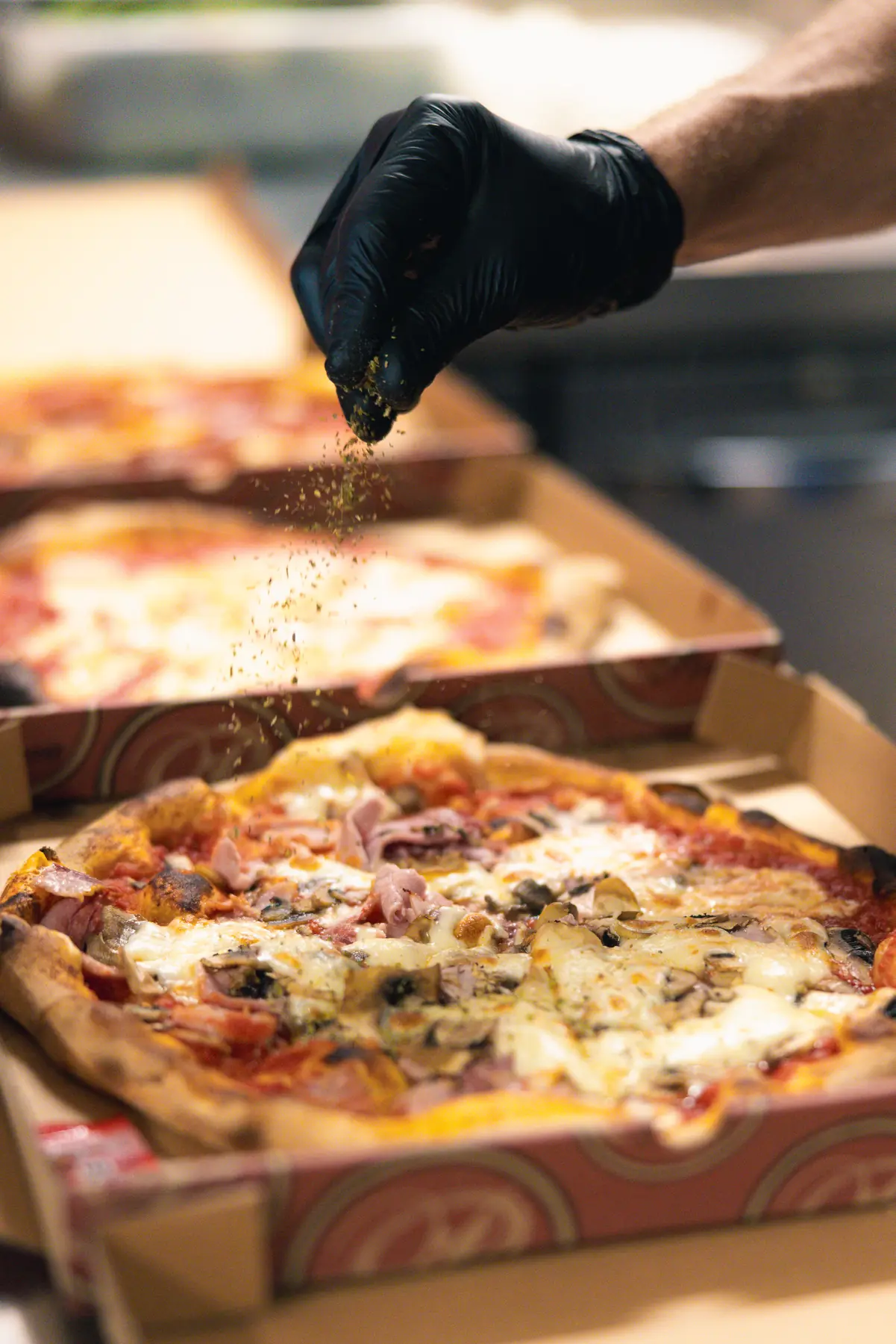 Assaisonnement d'une pizza préparée au Will